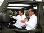 Melihat Gaya Prabowo 'Supiri' Jokowi Naik Rantis 'Maung'