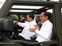 Melihat Gaya Prabowo 'Supiri' Jokowi Naik Rantis 'Maung'