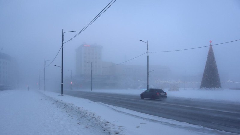 A car drives along a road on a frosty day in Yakutsk, Russia, January 15, 2023. Yakutsk, one of the Russia's north-most cities, is hit by an extreme cold snap as the air temperature on Sunday (January 15) plunged as low as minus 51 degrees Celsius (minus 59.8 degrees Fahrenheit). REUTERS/Roman Kutukov