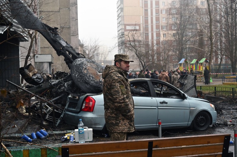 Pemandangan di mana sebuah helikopter jatuh di infrastruktur sipil di Brovary, di pinggiran Kyiv, Ukraina, Rabu, 18 Januari 2023. Pemandangan di mana sebuah helikopter jatuh di infrastruktur sipil di Brovary, di pinggiran Kyiv, Ukraina, Rabu, 18 Januari 2023. Kepala Kepolisian Nasional Ukraina mengatakan kecelakaan helikopter di pinggiran Kyiv telah menewaskan 16 orang, termasuk menteri dalam negeri Ukraina dan dua anak. Dia mengatakan sembilan dari mereka yang tewas berada di atas helikopter layanan darurat. (AP Photo/Daniel Cole)