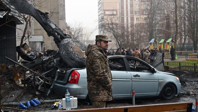 Pemandangan di mana sebuah helikopter jatuh di infrastruktur sipil di Brovary, di pinggiran Kyiv, Ukraina, Rabu, 18 Januari 2023. Kepala Kepolisian Nasional Ukraina mengatakan kecelakaan helikopter di pinggiran Kyiv telah menewaskan 16 orang, termasuk menteri dalam negeri Ukraina dan dua anak. Dia mengatakan sembilan dari mereka yang tewas berada di atas helikopter layanan darurat. (AP Photo/Daniel Cole)