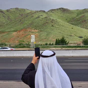 Saat 'Keanehan' Muncul di Arab, Salju-Gunung Tandus Menghijau