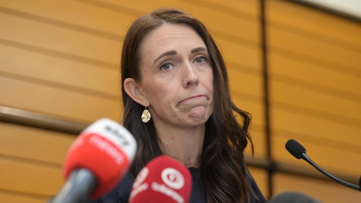 1457516996 NAPIER, NEW ZEALAND - JANUARY 19: Clarke Gayford looks on as Prime Minister Jacinda Ardern announces her resignation at the War Memorial Centre on January 19, 2023 in Napier, New Zealand. (Photo by Kerry Marshall/Getty Images)