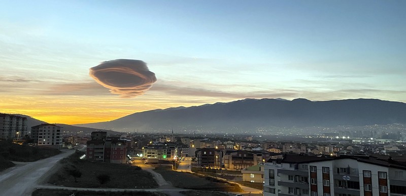 Awan lenticular muncul di atas provinsi Turkiye Bursa pada 19 Januari 2023. Awan lenticular muncul di atas provinsi Turkiye Bursa pada 19 Januari 2023. (Photo by Mustafa Bikec/Anadolu Agency via Getty Images)