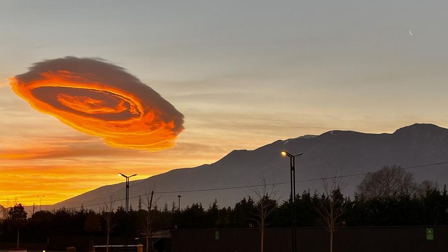 Awan lenticular terlihat saat matahari terbit dari Pusat Pelatihan Dirgantara Gokmen (GUHEM) di Bursa, Turkiye pada 19 Januari 2023. (Halit Mirahmetoglu/Anadolu Agency via Getty Images)