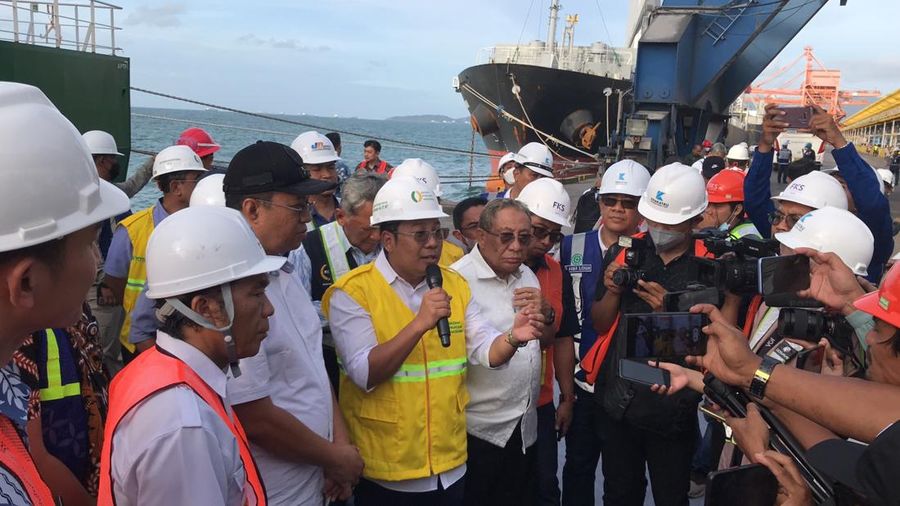 Menteri Perdagangan RI Zulkifli Hasan didampingi Kepala Badan Pangan Nasional Arief Prasetyo Adi dan Penjabat Gubernur Banten Al Muktabar melihat langsung kegiatan bongkar muat kedelai di Pelabuhan Krakatau International Port (KIP) Cilegon (15/1).
Hal ini dilakukan dalam rangka memastikan kelancaran distribusi pangan nasional yang selama ini menjadi perhatian khusus Pemerintah RI.
