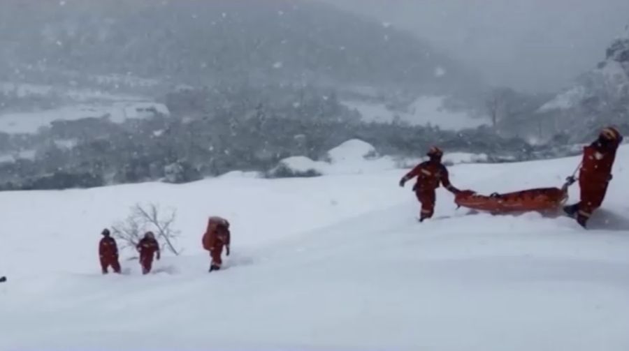 Longsor Salju di Tibet China (CCTV via Reuters)