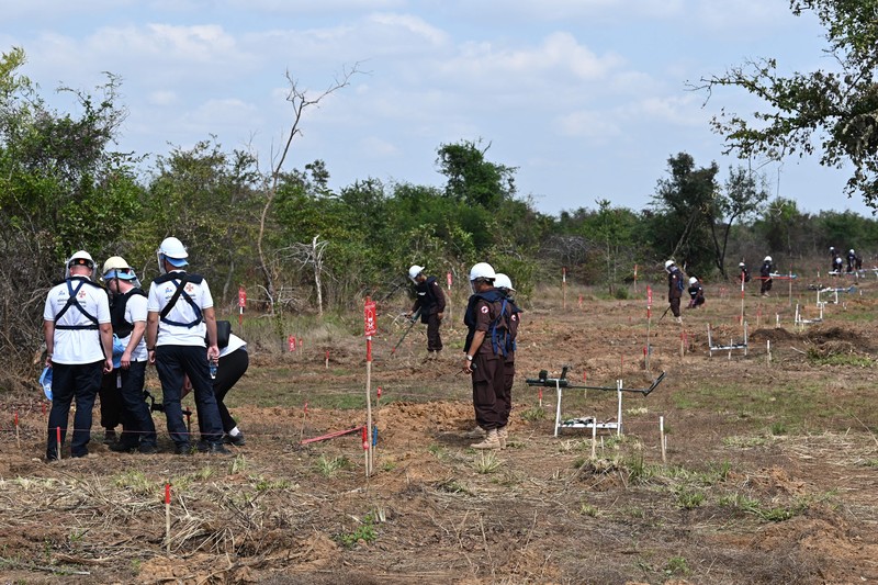 Para penjinak ranjau Ukraina menyaksikan ledakan bom yang terkendali di sebuah ladang ranjau di desa Preytotoeung, provinsi Battambang, Kamboja, Kamis, 19 Januari 2023. Para penjinak ranjau Ukraina menyaksikan ledakan bom yang terkendali di sebuah ladang ranjau di desa Preytotoeung, provinsi Battambang, Kamboja, Kamis, 19 Januari 2023. Lima belas penjinak ranjau Ukraina dilatih oleh para ahli di Kamboja yang merupakan salah satu yang terbaik di dunia karena berpengalaman membersihkan sisa-sisa makanan perang selama hampir tiga dekade. (AP Photo/Heng Sinith)