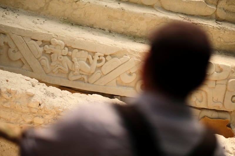 Pemandu komunitas Manuel Centeno mengamati bagian dekorasi Popol Vuh di situs arkeologi El Mirador di mana tim dari yayasan penelitian antropologi FARES Guatemala telah mengungkapkan dalam studi teknologi tinggi baru bahwa hampir 1.000 pemukiman Maya kuno, termasuk 417 situs yang sebelumnya tidak dikenal dihubungkan oleh yang mungkin merupakan jaringan jalan raya pertama di dunia, tersembunyi di balik hutan lebat Guatemala utara dan Meksiko selatan, di Peten, Guatemala, 17 Januari 2023. (REUTERS/Josue Decavele)