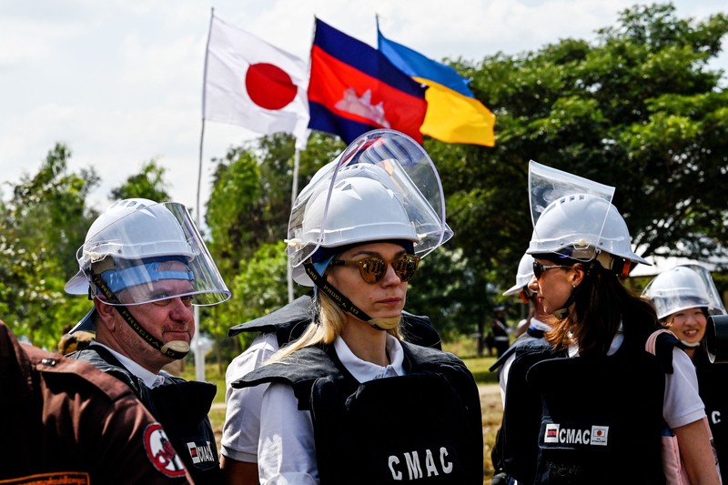 Para penjinak ranjau Ukraina menyaksikan ledakan bom yang terkendali di sebuah ladang ranjau di desa Preytotoeung, provinsi Battambang, Kamboja, Kamis, 19 Januari 2023. Para penjinak ranjau Ukraina menyaksikan ledakan bom yang terkendali di sebuah ladang ranjau di desa Preytotoeung, provinsi Battambang, Kamboja, Kamis, 19 Januari 2023. Lima belas penjinak ranjau Ukraina dilatih oleh para ahli di Kamboja yang merupakan salah satu yang terbaik di dunia karena berpengalaman membersihkan sisa-sisa makanan perang selama hampir tiga dekade. (AP Photo/Heng Sinith)