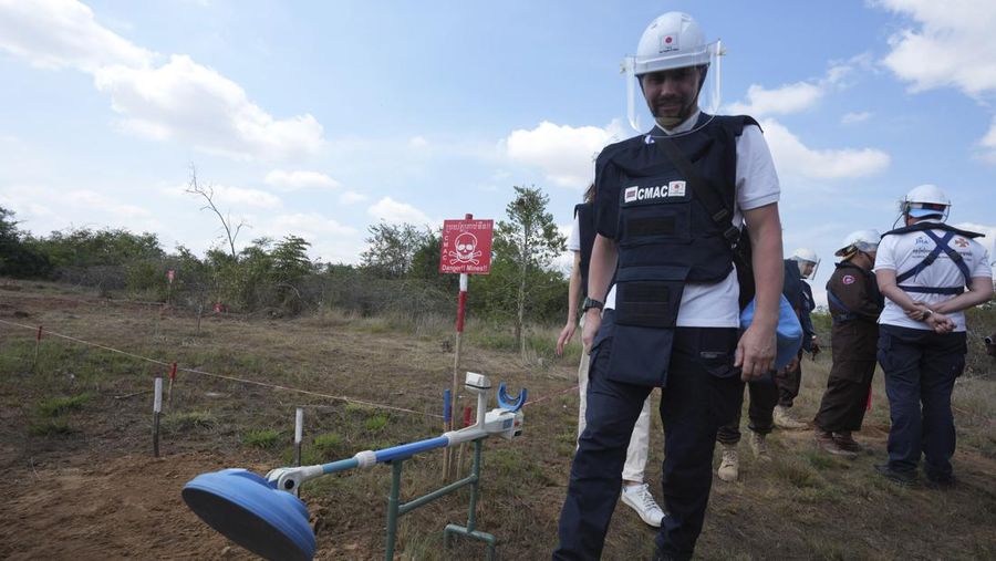 Para penjinak ranjau Ukraina menyaksikan ledakan bom yang terkendali di sebuah ladang ranjau di desa Preytotoeung, provinsi Battambang, Kamboja, Kamis, 19 Januari 2023. Lima belas penjinak ranjau Ukraina dilatih oleh para ahli di Kamboja yang merupakan salah satu yang terbaik di dunia karena berpengalaman membersihkan sisa-sisa makanan perang selama hampir tiga dekade. (AP Photo/Heng Sinith)