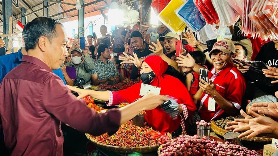 Presiden Joko Widodo mengunjungi Pasar Rakyat Pinasungkulan, Karombasan, Kota Manado. (Laily Rachev - Biro Pers Sekretariat Presiden)