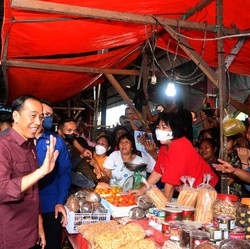 Heboh! Wanita Ini Joget Kegirangan Dapat Bantuan dari Jokowi