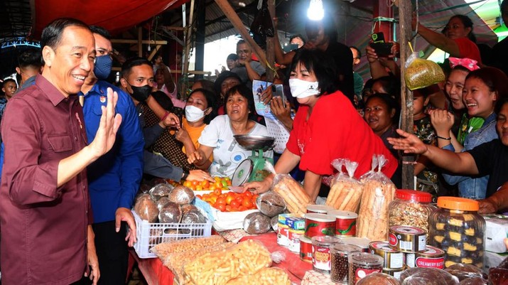 Presiden Joko Widodo mengunjungi Pasar Rakyat Pinasungkulan, Karombasan, Kota Manado. (Rusman - Biro Pers Sekretariat Presiden) Presiden Joko Widodo mengunjungi Pasar Rakyat Pinasungkulan, Karombasan, Kota Manado. (Rusman - Biro Pers Sekretariat Presiden)