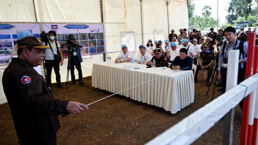 Para penjinak ranjau Ukraina menyaksikan ledakan bom yang terkendali di sebuah ladang ranjau di desa Preytotoeung, provinsi Battambang, Kamboja, Kamis, 19 Januari 2023. Lima belas penjinak ranjau Ukraina dilatih oleh para ahli di Kamboja yang merupakan salah satu yang terbaik di dunia karena berpengalaman membersihkan sisa-sisa makanan perang selama hampir tiga dekade. (AP Photo/Heng Sinith)