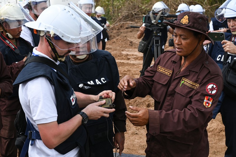 Para penjinak ranjau Ukraina menyaksikan ledakan bom yang terkendali di sebuah ladang ranjau di desa Preytotoeung, provinsi Battambang, Kamboja, Kamis, 19 Januari 2023. Para penjinak ranjau Ukraina menyaksikan ledakan bom yang terkendali di sebuah ladang ranjau di desa Preytotoeung, provinsi Battambang, Kamboja, Kamis, 19 Januari 2023. Lima belas penjinak ranjau Ukraina dilatih oleh para ahli di Kamboja yang merupakan salah satu yang terbaik di dunia karena berpengalaman membersihkan sisa-sisa makanan perang selama hampir tiga dekade. (AP Photo/Heng Sinith)