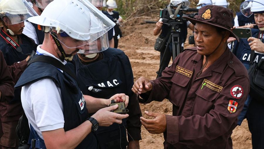 Para penjinak ranjau Ukraina menyaksikan ledakan bom yang terkendali di sebuah ladang ranjau di desa Preytotoeung, provinsi Battambang, Kamboja, Kamis, 19 Januari 2023. Lima belas penjinak ranjau Ukraina dilatih oleh para ahli di Kamboja yang merupakan salah satu yang terbaik di dunia karena berpengalaman membersihkan sisa-sisa makanan perang selama hampir tiga dekade. (AP Photo/Heng Sinith)
