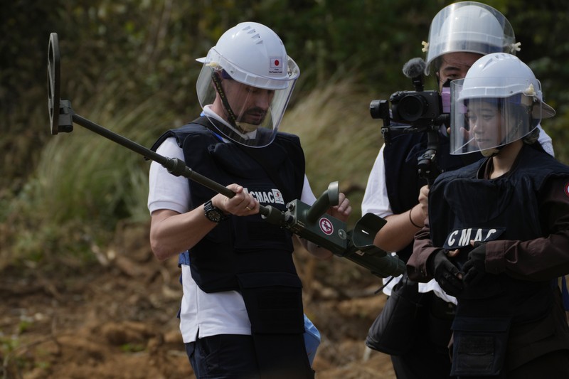 Para penjinak ranjau Ukraina menyaksikan ledakan bom yang terkendali di sebuah ladang ranjau di desa Preytotoeung, provinsi Battambang, Kamboja, Kamis, 19 Januari 2023. Para penjinak ranjau Ukraina menyaksikan ledakan bom yang terkendali di sebuah ladang ranjau di desa Preytotoeung, provinsi Battambang, Kamboja, Kamis, 19 Januari 2023. Lima belas penjinak ranjau Ukraina dilatih oleh para ahli di Kamboja yang merupakan salah satu yang terbaik di dunia karena berpengalaman membersihkan sisa-sisa makanan perang selama hampir tiga dekade. (AP Photo/Heng Sinith)