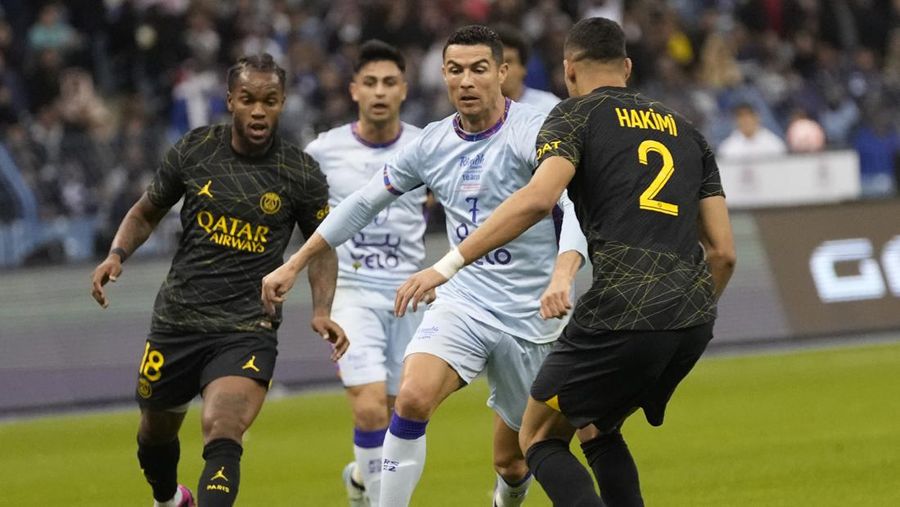 Cristiano Ronald, tengah, bermain untuk tim gabungan XI Arab Saudi Al Nassr dan Al Hilal ditantang oleh Achraf Hakimi dari PSG selama pertandingan sepak bola persahabatan, di Stadion Universitas King Saud, di Riyadh, Arab Saudi, Kamis, 19 Januari 2023 . (AP Photo/Hussein Malla)