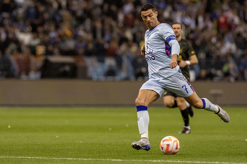 Cristiano Ronaldo meringis bermain untuk XI gabungan tim Arab Saudi Al Nassr dan Al Hilal diapit oleh pemain PSG Lionel Messi dan rekan setimnya Neymar dan Marquinhos selama pertandingan sepak bola persahabatan, di Stadion Universitas King Saud, di Riyadh, Arab Saudi, Kamis, 19 Januari 2023. Cristiano Ronaldo meringis bermain untuk XI gabungan tim Arab Saudi Al Nassr dan Al Hilal diapit oleh pemain PSG Lionel Messi dan rekan setimnya Neymar dan Marquinhos selama pertandingan sepak bola persahabatan, di Stadion Universitas King Saud, di Riyadh, Arab Saudi, Kamis, 19 Januari 2023. (AP Photo/Hussein Malla)