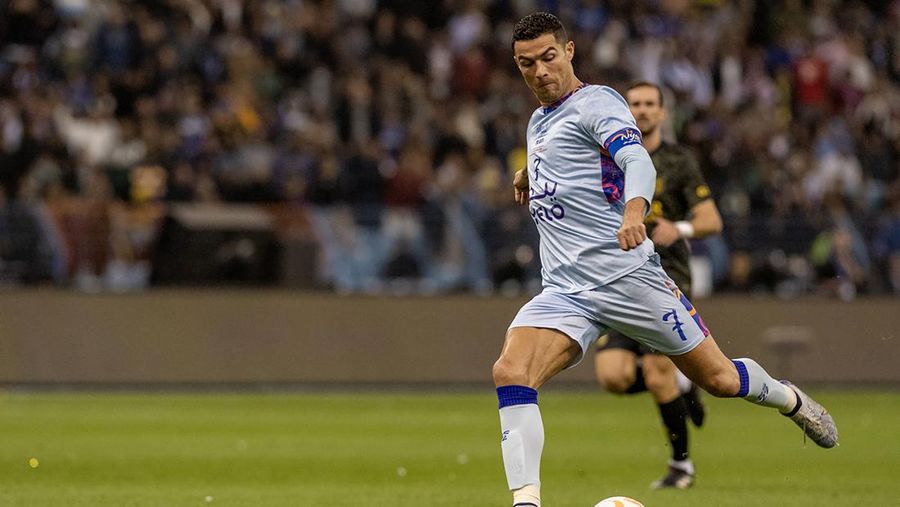 Cristiano Ronaldo (7) dari Riyadh All-Stars beraksi selama pertandingan sepak bola Piala Musim Riyadh antara Riyadh All-Stars dan Paris Saint-Germain di Stadion King Fahd di Riyadh, Arab Saudi pada 19 Januari 2023. (Mohammed Saad/Anadolu Agency via Getty Images)