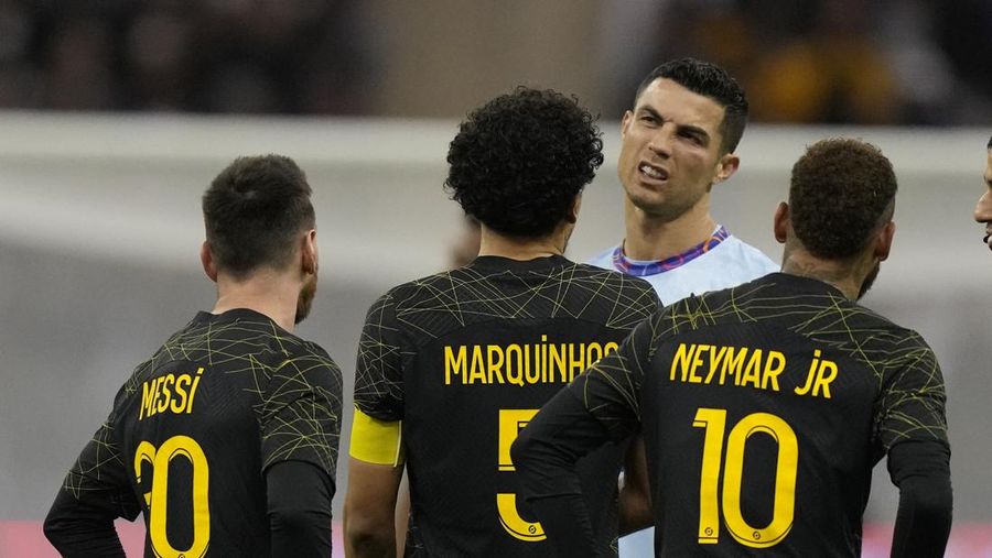 Cristiano Ronaldo meringis bermain untuk XI gabungan tim Arab Saudi Al Nassr dan Al Hilal diapit oleh pemain PSG Lionel Messi dan rekan setimnya Neymar dan Marquinhos selama pertandingan sepak bola persahabatan, di Stadion Universitas King Saud, di Riyadh, Arab Saudi, Kamis, 19 Januari 2023. (AP Photo/Hussein Malla)
