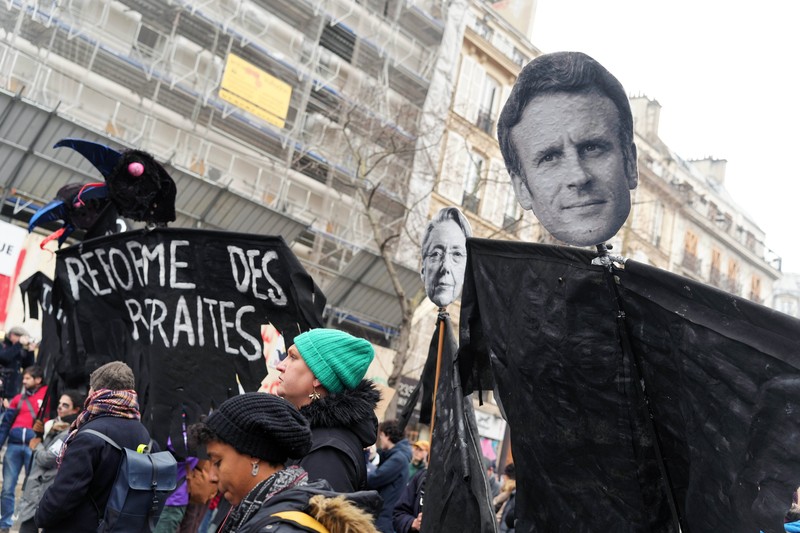 Para pengunjuk rasa berbaris melalui jalan-jalan Paris sebagai bagian dari protes dan pemogokan nasional terhadap rencana reformasi Pensiun Presiden Macron dan kenaikan biaya hidup pada 19 Januari 2023 di Paris, Prancis. Para pengunjuk rasa berbaris melalui jalan-jalan Paris sebagai bagian dari protes dan pemogokan nasional terhadap rencana reformasi Pensiun Presiden Macron dan kenaikan biaya hidup pada 19 Januari 2023 di Paris, Prancis. Menyusul pengumuman pemerintah Prancis untuk mendorong usia pensiun dari 62 menjadi 64, serikat pekerja menyerukan aksi sosial massal dengan karyawan di bidang transportasi, pendidikan, energi, dan layanan kesehatan bergabung dengan pemogokan nasional, dengan protes besar di seluruh Prancis. Serikat CGT Prancis juga mengancam akan memutus pasokan listrik untuk anggota parlemen dan pengusaha di tengah pemogokan nasional. (Kiran Ridley/Getty Images)