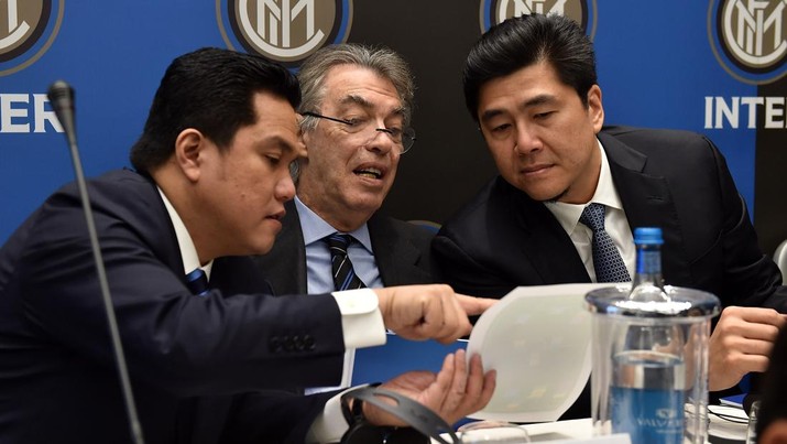 Erick Thohir, Massimo Moratti dan Handy Soetedjo saat konferensi pers setelah pertemuan pemegang saham FC Internazionale di Hotel Gallia pada 19 Oktober 2015 di Milan, Italia. Erick Thohir, Massimo Moratti dan Handy Soetedjo saat konferensi pers setelah pertemuan pemegang saham FC Internazionale di Hotel Gallia pada 19 Oktober 2015 di Milan, Italia. (Tullio Puglia - Inter/FC Internazionale via Getty Images)