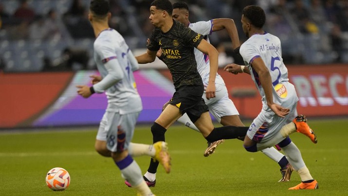 Hugo Ekitike dari PSG mengontrol bola saat ia bermain melawan kombinasi XI tim Arab Saudi Al Nassr dan Al Hilal selama pertandingan sepak bola persahabatan, di Stadion Universitas King Saud, di Riyadh, Arab Saudi, Kamis, 19 Januari 2023. Hugo Ekitike dari PSG mengontrol bola saat ia bermain melawan kombinasi XI tim Arab Saudi Al Nassr dan Al Hilal selama pertandingan sepak bola persahabatan, di Stadion Universitas King Saud, di Riyadh, Arab Saudi, Kamis, 19 Januari 2023. (AP Photo/Hussein Malla)