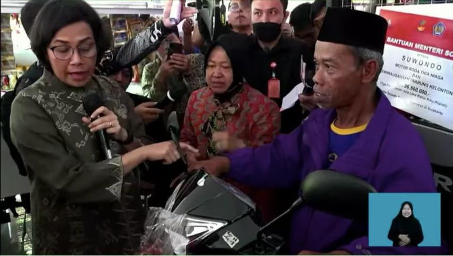 Menteri Keuangan Sri Mulyani Indrawati meninjau program penanganan kemiskinan terpadu di Kabupaten Malang, Jawa Timur, Jumat (20/1/2023). Salah satu orang yang menerima bantuan sosial itu adalah seorang kakek yang telah memiliki 15 cucu bernama Suwondo. (Tangkapan Layar Youtube KemenkeuRI)