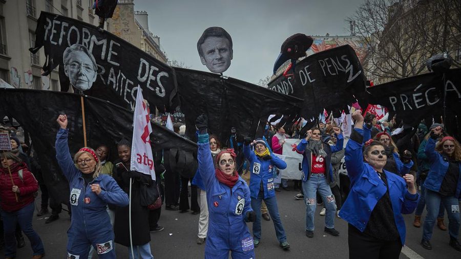 Para pengunjuk rasa berbaris melalui jalan-jalan Paris sebagai bagian dari protes dan pemogokan nasional terhadap rencana reformasi Pensiun Presiden Macron dan kenaikan biaya hidup pada 19 Januari 2023 di Paris, Prancis. Para pengunjuk rasa berbaris melalui jalan-jalan Paris sebagai bagian dari protes dan pemogokan nasional terhadap rencana reformasi Pensiun Presiden Macron dan kenaikan biaya hidup pada 19 Januari 2023 di Paris, Prancis. Menyusul pengumuman pemerintah Prancis untuk mendorong usia pensiun dari 62 menjadi 64, serikat pekerja menyerukan aksi sosial massal dengan karyawan di bidang transportasi, pendidikan, energi, dan layanan kesehatan bergabung dengan pemogokan nasional, dengan protes besar di seluruh Prancis. Serikat CGT Prancis juga mengancam akan memutus pasokan listrik untuk anggota parlemen dan pengusaha di tengah pemogokan nasional. (Kiran Ridley/Getty Images)