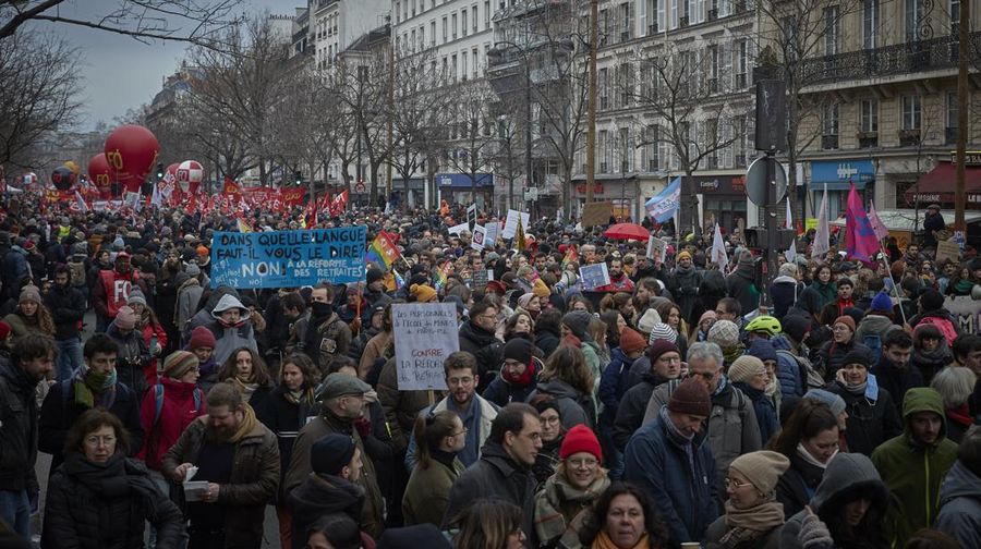 Para pengunjuk rasa berbaris melalui pusat kota Paris ketika lebih dari 400.000 orang turun ke jalan-jalan di ibu kota Prancis untuk berdemonstrasi menentang rencana reformasi pensiun Presiden Macron dan kenaikan biaya hidup sebagai bagian dari pemogokan nasional pada 19 Januari 2023 di Paris, Prancis. Menyusul pengumuman pemerintah Prancis untuk mendorong usia pensiun dari 62 menjadi 64, serikat pekerja menyerukan aksi sosial massal dengan karyawan di bidang transportasi, pendidikan, energi, dan layanan kesehatan bergabung dengan pemogokan nasional, dengan protes besar di seluruh Prancis. Serikat CGT Prancis juga mengancam akan memutus pasokan listrik untuk anggota parlemen dan pengusaha di tengah pemogokan nasional. (Kiran Ridley/Getty Images)