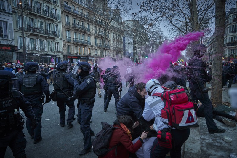 Para pengunjuk rasa berbaris melalui jalan-jalan Paris sebagai bagian dari protes dan pemogokan nasional terhadap rencana reformasi Pensiun Presiden Macron dan kenaikan biaya hidup pada 19 Januari 2023 di Paris, Prancis. Para pengunjuk rasa berbaris melalui jalan-jalan Paris sebagai bagian dari protes dan pemogokan nasional terhadap rencana reformasi Pensiun Presiden Macron dan kenaikan biaya hidup pada 19 Januari 2023 di Paris, Prancis. Menyusul pengumuman pemerintah Prancis untuk mendorong usia pensiun dari 62 menjadi 64, serikat pekerja menyerukan aksi sosial massal dengan karyawan di bidang transportasi, pendidikan, energi, dan layanan kesehatan bergabung dengan pemogokan nasional, dengan protes besar di seluruh Prancis. Serikat CGT Prancis juga mengancam akan memutus pasokan listrik untuk anggota parlemen dan pengusaha di tengah pemogokan nasional. (Kiran Ridley/Getty Images)
