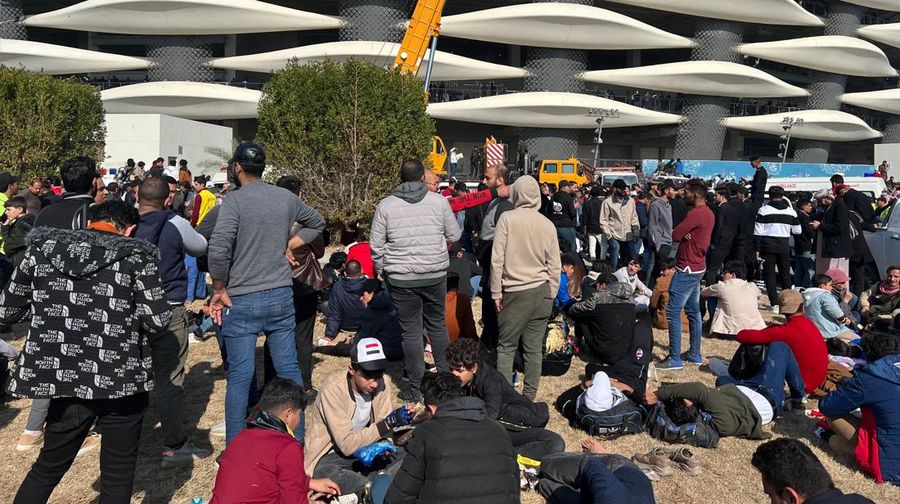 Anggota tim keamanan stadion Irak membawa seorang penggemar sepak bola yang terluka ke area darurat di Stadion Internasional Basra menyusul penyerbuan menjelang pertandingan final Piala Teluk Arab malam ini antara Irak dan Oman, pada 19 Januari 2023 di Basra. - Satu orang tewas dan puluhan lainnya terluka ketika terjadi penyerbuan di luar stadion sepak bola di Irak selatan beberapa jam sebelum final Piala Teluk, kata sumber medis dan keamanan. (HUSSEIN FALEH/AFP via Getty Images)