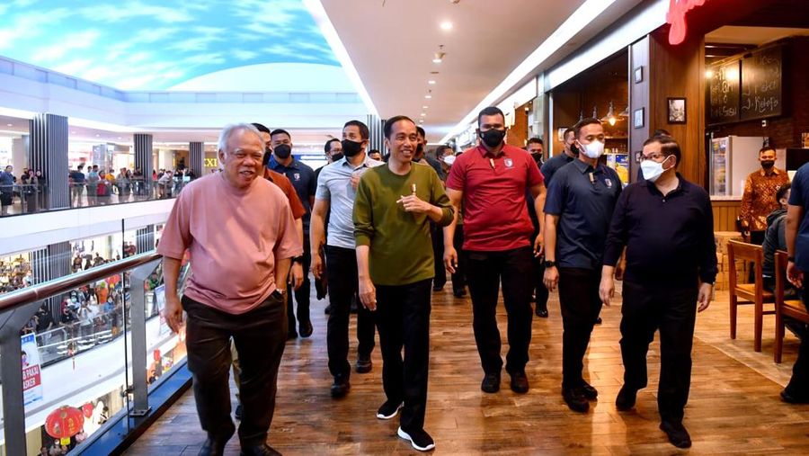 Presiden Jokowi didampingi Seskab Pramono Anung dan Menteri PUPR Basuki Hadimuljono berkunjung ke Manado Town Square, di Kota Manado, Sulawesi Utara, Kamis (19/01/2023) malam. (Foto: BPMI Setpres/Rusman)