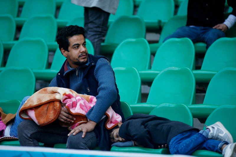 Anggota tim keamanan stadion Irak membawa seorang penggemar sepak bola yang terluka ke area darurat di Stadion Internasional Basra menyusul penyerbuan menjelang pertandingan final Piala Teluk Arab malam ini antara Irak dan Oman, pada 19 Januari 2023 di Basra. Anggota tim keamanan stadion Irak membawa seorang penggemar sepak bola yang terluka ke area darurat di Stadion Internasional Basra menyusul penyerbuan menjelang pertandingan final Piala Teluk Arab malam ini antara Irak dan Oman, pada 19 Januari 2023 di Basra. - Satu orang tewas dan puluhan lainnya terluka ketika terjadi penyerbuan di luar stadion sepak bola di Irak selatan beberapa jam sebelum final Piala Teluk, kata sumber medis dan keamanan. (HUSSEIN FALEH/AFP via Getty Images)