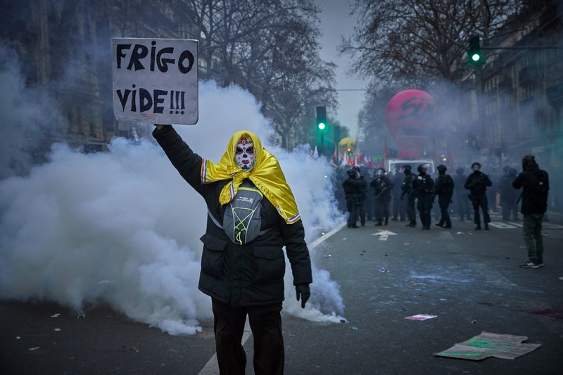 Para pengunjuk rasa berbaris melalui jalan-jalan Paris sebagai bagian dari protes dan pemogokan nasional terhadap rencana reformasi Pensiun Presiden Macron dan kenaikan biaya hidup pada 19 Januari 2023 di Paris, Prancis. Para pengunjuk rasa berbaris melalui jalan-jalan Paris sebagai bagian dari protes dan pemogokan nasional terhadap rencana reformasi Pensiun Presiden Macron dan kenaikan biaya hidup pada 19 Januari 2023 di Paris, Prancis. Menyusul pengumuman pemerintah Prancis untuk mendorong usia pensiun dari 62 menjadi 64, serikat pekerja menyerukan aksi sosial massal dengan karyawan di bidang transportasi, pendidikan, energi, dan layanan kesehatan bergabung dengan pemogokan nasional, dengan protes besar di seluruh Prancis. Serikat CGT Prancis juga mengancam akan memutus pasokan listrik untuk anggota parlemen dan pengusaha di tengah pemogokan nasional. (Kiran Ridley/Getty Images)