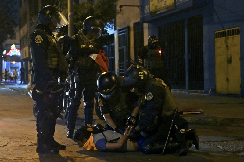 Pengunjuk rasa bentrok dengan polisi saat demonstrasi menuntut pengunduran diri Presiden Peru, di Lima, Peru pada 19 Januari 2023. (Klebher Vasquez/Anadolu Agency via Getty Images)