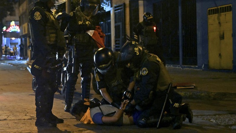 Pengunjuk rasa bentrok dengan polisi saat demonstrasi menuntut pengunduran diri Presiden Peru, di Lima, Peru pada 19 Januari 2023. (Klebher Vasquez/Anadolu Agency via Getty Images)