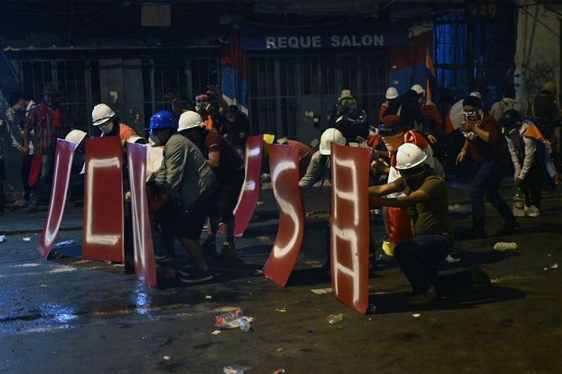 Pengunjuk rasa bentrok dengan polisi saat demonstrasi menuntut pengunduran diri Presiden Peru, di Lima, Peru pada 19 Januari 2023. Pengunjuk rasa bentrok dengan polisi saat demonstrasi menuntut pengunduran diri Presiden Peru, di Lima, Peru pada 19 Januari 2023. (Klebher Vasquez/Anadolu Agency via Getty Images)