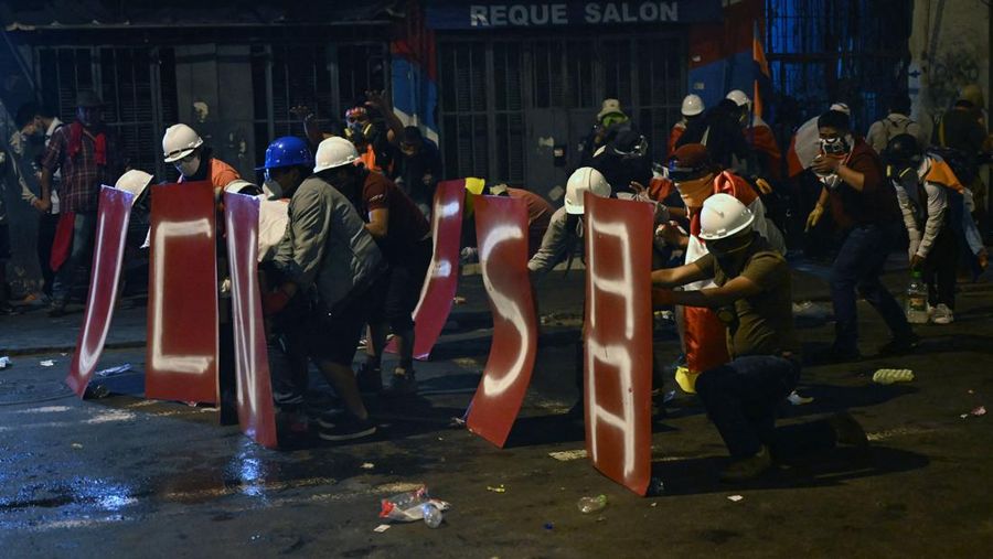 Pengunjuk rasa bentrok dengan polisi saat demonstrasi menuntut pengunduran diri Presiden Peru, di Lima, Peru pada 19 Januari 2023. (Klebher Vasquez/Anadolu Agency via Getty Images)