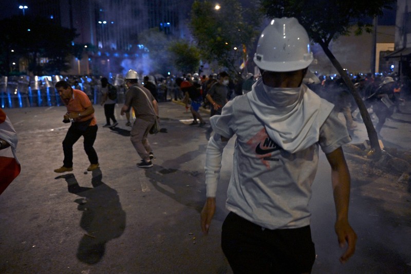 Pengunjuk rasa bentrok dengan polisi saat demonstrasi menuntut pengunduran diri Presiden Peru, di Lima, Peru pada 19 Januari 2023. (Klebher Vasquez/Anadolu Agency via Getty Images)