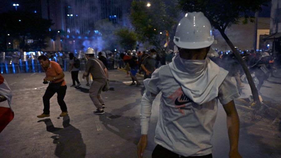 Pengunjuk rasa bentrok dengan polisi saat demonstrasi menuntut pengunduran diri Presiden Peru, di Lima, Peru pada 19 Januari 2023. (Klebher Vasquez/Anadolu Agency via Getty Images)