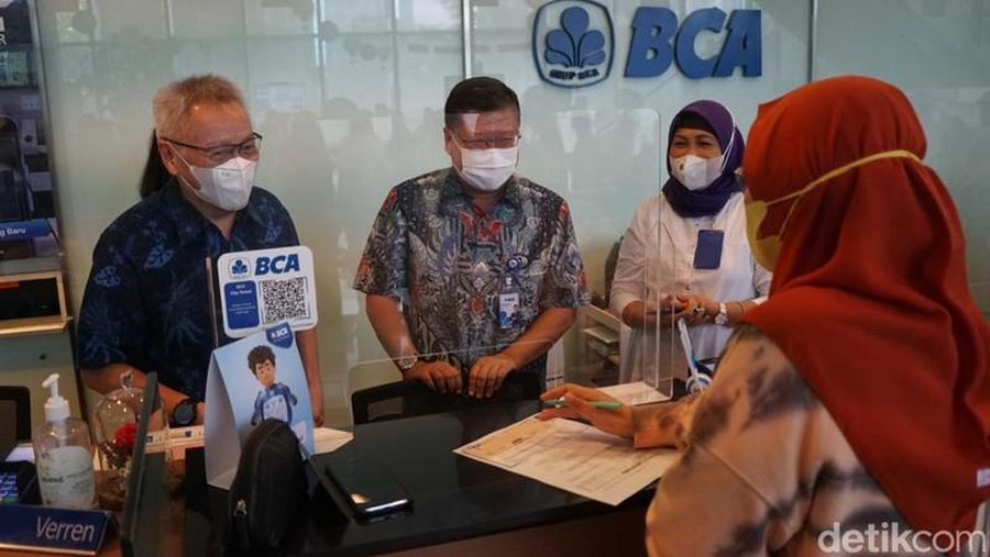 Direktur BCA Subur Tan (tengah) dan Direktur BCA Rudy Susanto (kiri) menyapa nasabah di BCA KCU City Tower, Jakarta, Jumat (2/9/2022). (Dok. Detik.com/Grandyos Zafna)