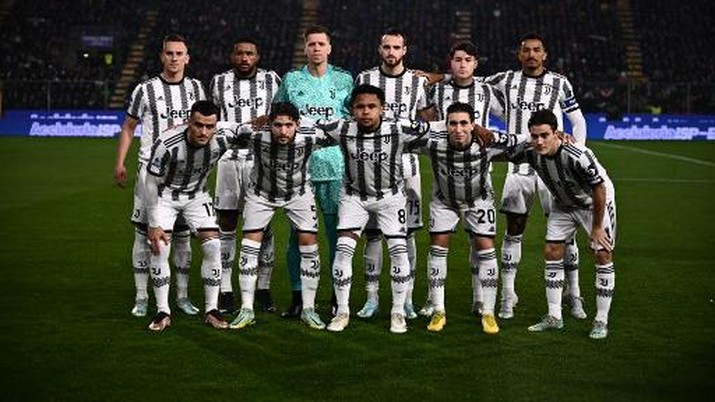 (Frm L, Front) Juventus' Serbian midfielder Filip Kostic, Juventus' Italian midfielder Manuel Locatelli, Juventus' US midfielder Weston McKennie, Juventus' Italian midfielder Fabio Miretti and Juventus' Italian midfielder Nicolo Fagioli and (From L, rear) Juventus' Polish forward Arkadiusz Milik, Juventus' Brazilian defender Bremer, Juventus' Polish goalkeeper Wojciech Szczesny, Juventus' Italian defender Federico Gatti, Juventus' Argentinian midfielder Matias Soule and Juventus' Brazilian defender Danilo pose for a team photo prior to the Italian Serie A footbal match between Cremonese and Juventus on January 4, 2023 at the Giovanni-Zini stadium in Cremona. (Photo by Marco BERTORELLO / AFP)