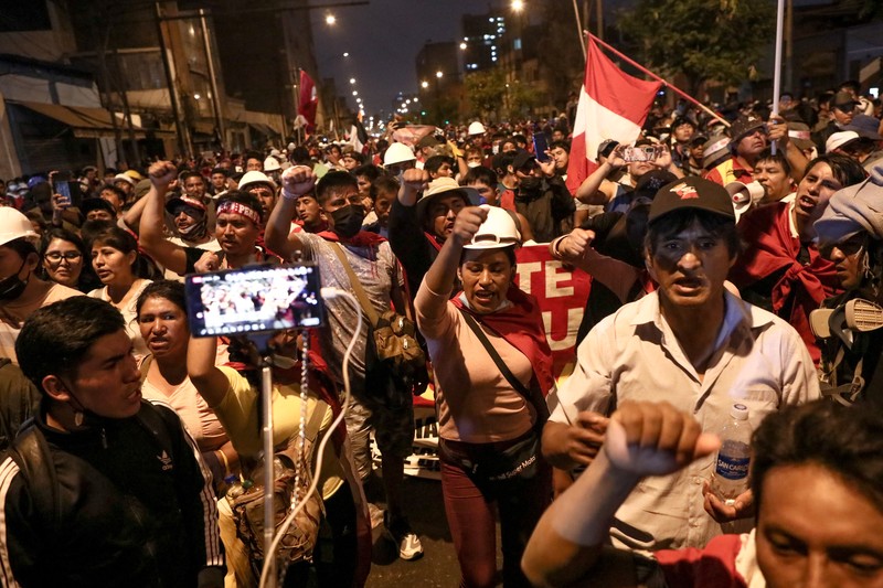 Pengunjuk rasa bentrok dengan polisi saat demonstrasi menuntut pengunduran diri Presiden Peru, di Lima, Peru pada 19 Januari 2023. (Klebher Vasquez/Anadolu Agency via Getty Images)