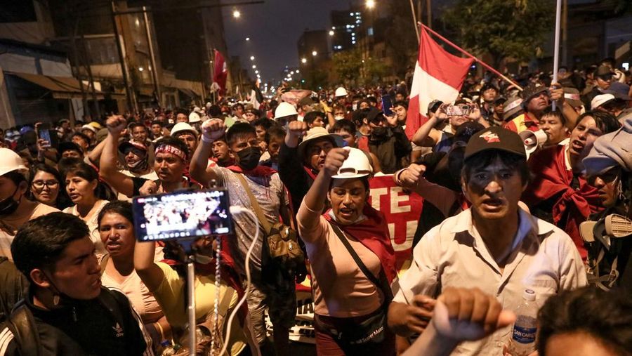 Orang-orang berkumpul untuk memprotes pemilihan umum, pencopotan Presiden Boluarte dan keadilan bagi para pengunjuk rasa yang tewas dalam bentrokan dengan polisi, selama krisis politik baru-baru ini di Lima, Peru pada 20 Januari 2023. (Klebher Vasquez/Anadolu Agency via Getty Images)