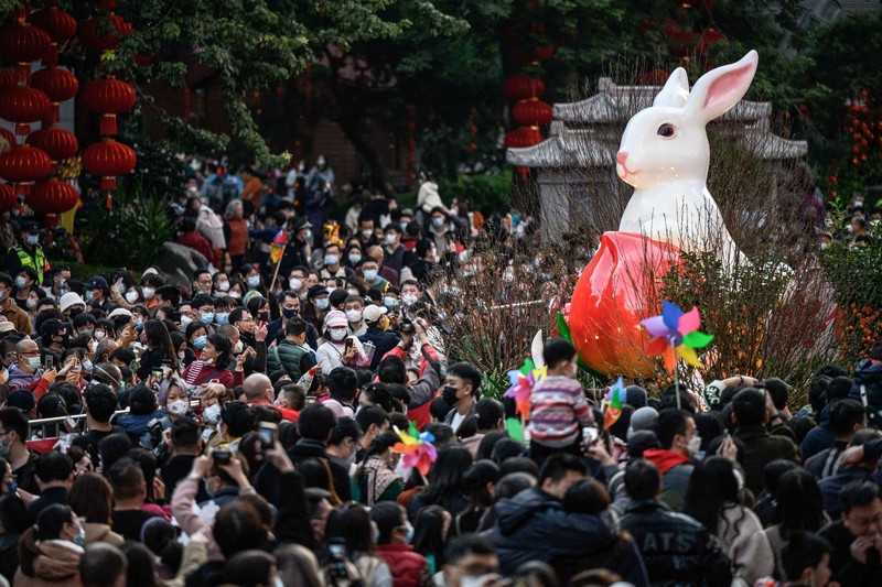 Orang-orang mengunjungi pasar bunga Festival Musim Semi tradisional yang dibuka kembali setelah ditutup karena penyebaran virus corona Covid-19 di Guangzhou, di provinsi Guangdong selatan China pada 20 Januari 2023, Orang-orang mengunjungi pasar bunga Festival Musim Semi tradisional yang dibuka kembali setelah ditutup karena penyebaran virus corona Covid-19 di Guangzhou, di provinsi Guangdong selatan China pada 20 Januari 2023, menjelang perayaan Tahun Baru Imlek Kelinci yang jatuh pada Januari 22. (STR/AFP via Getty Images)