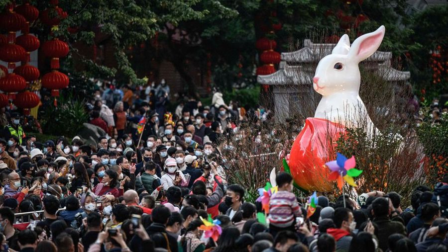 Orang-orang mengunjungi pasar bunga Festival Musim Semi tradisional yang dibuka kembali setelah ditutup karena penyebaran virus corona Covid-19 di Guangzhou, di provinsi Guangdong selatan China pada 20 Januari 2023, menjelang perayaan Tahun Baru Imlek Kelinci yang jatuh pada Januari 22.(STR/AFP via Getty Images)