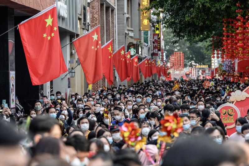 Orang-orang mengunjungi pasar bunga Festival Musim Semi tradisional yang dibuka kembali setelah ditutup karena penyebaran virus corona Covid-19 di Guangzhou, di provinsi Guangdong selatan China pada 20 Januari 2023, Orang-orang mengunjungi pasar bunga Festival Musim Semi tradisional yang dibuka kembali setelah ditutup karena penyebaran virus corona Covid-19 di Guangzhou, di provinsi Guangdong selatan China pada 20 Januari 2023, menjelang perayaan Tahun Baru Imlek Kelinci yang jatuh pada Januari 22. (STR/AFP via Getty Images)